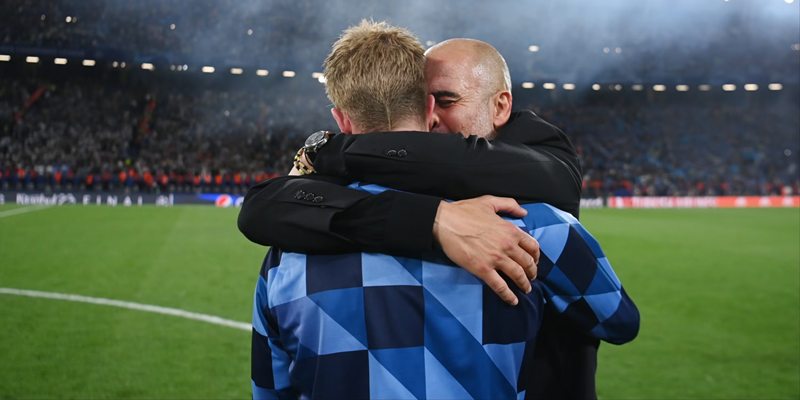Pep ôm chầm lấy Kevin trong ngày Man City vô địch Champions League. Ảnh: Internet