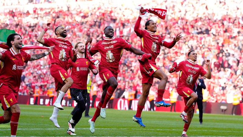 Thành quả xứng đáng dành cho The Kop. Ảnh: Internet
