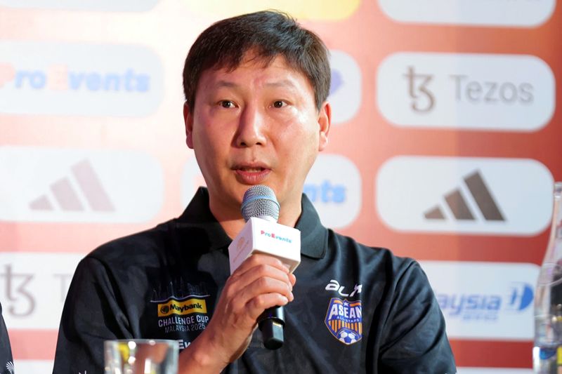 HLV Kim Sang-sik trong buổi họp báo trước trận giao hữu với Man United. Ảnh: Internet