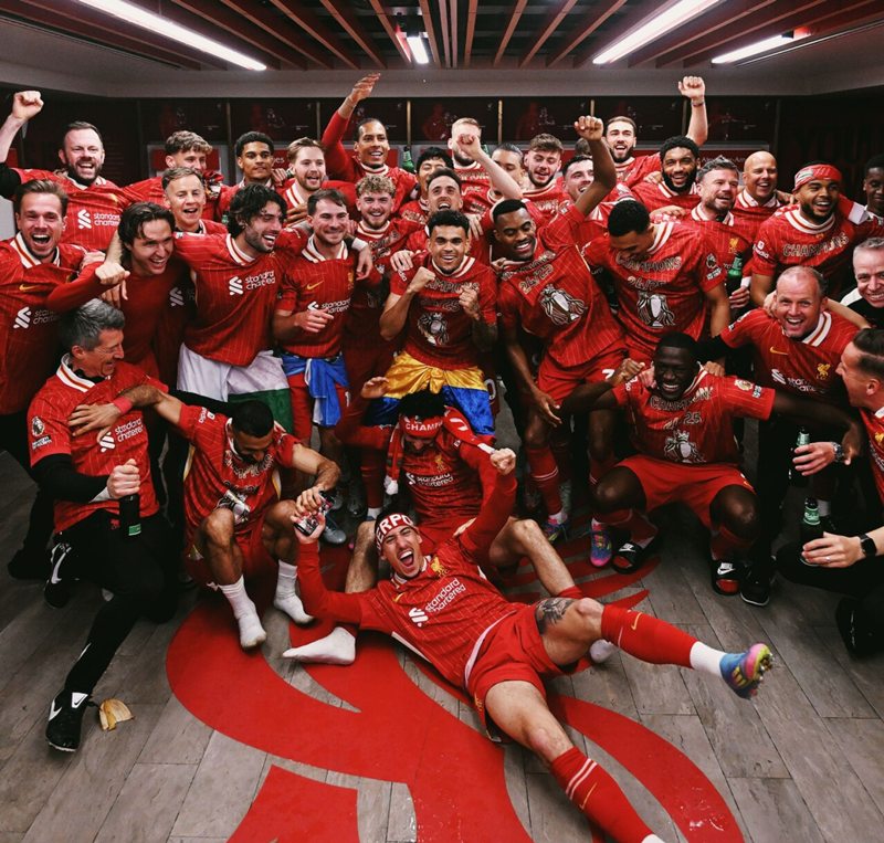 Liverpool ăn mừng sau khi chính thức vô địch Ngoại hạng Anh. Ảnh: Internet