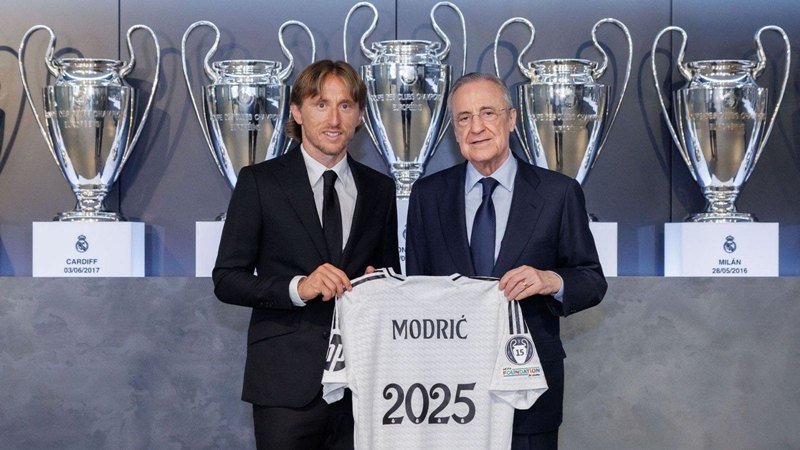 Luka Modric và chủ tịch Real Madrid. Ảnh: Internet