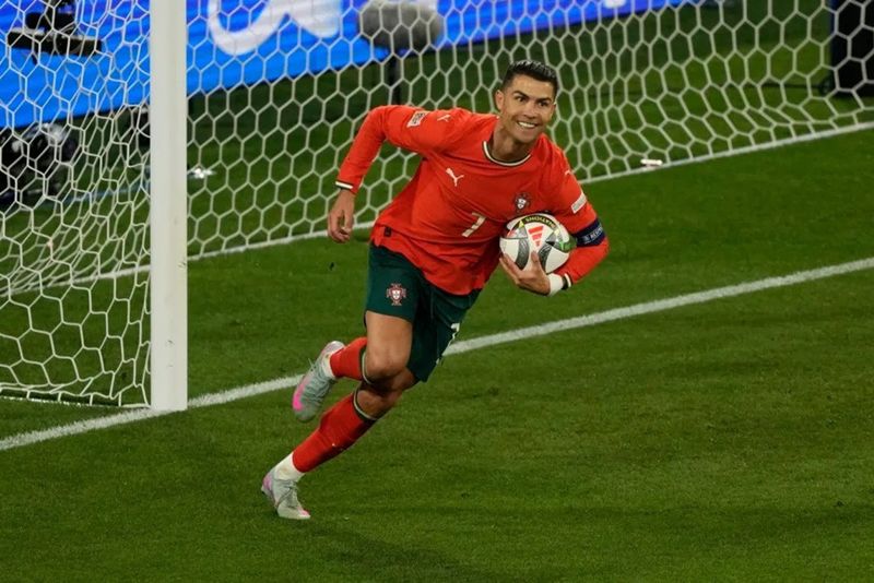 Ronaldo ghi bàn vào lưới tuyển Tây Ban Nha rạng sáng nay. Ảnh: Internet