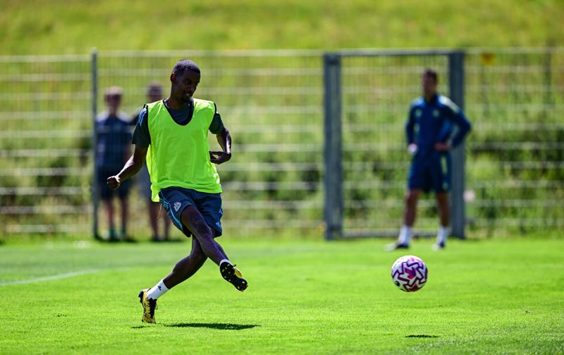 Alexander Isak tập ở sân tập của Real Sociedad. Ảnh: Internet
