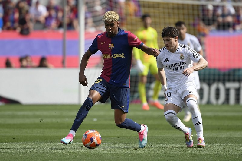 Mùa giải vừa qua chứng kiến Barcelona vượt trội so với Real Madrid ở mọi đấu trường. Ảnh: Internet
