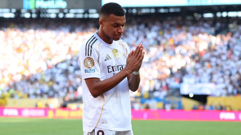 Mbappe bị viêm dạ dày cấp tính. Ảnh: Internet