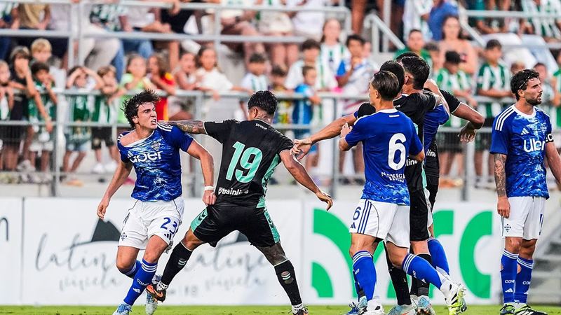 Các cầu thủ Como và Real Betis lao vào nhau trong trận giao hữu. Ảnh: Internet