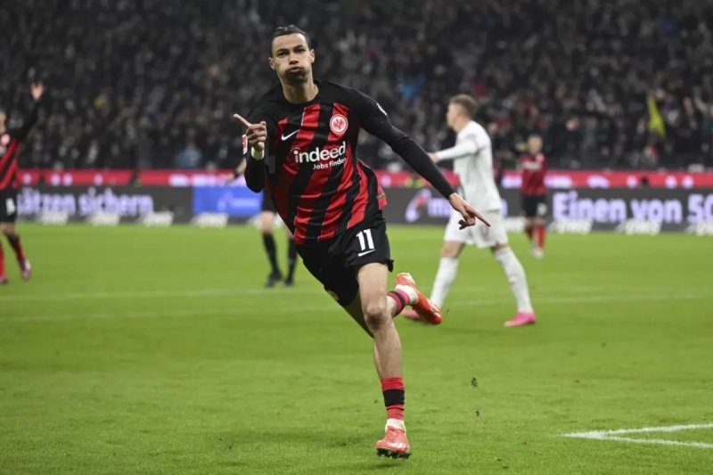 Ekitike vụt sáng trong màu áo Frankfurt.