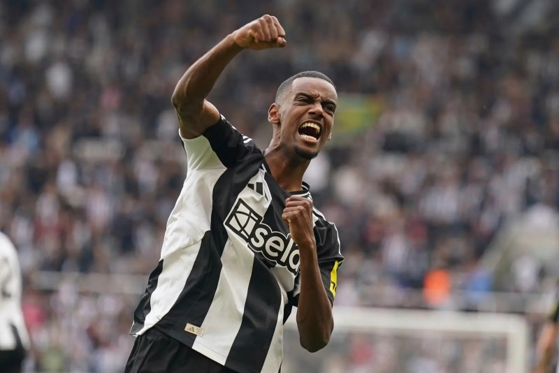 Isak nổi loạn đòi rời St James' Park.