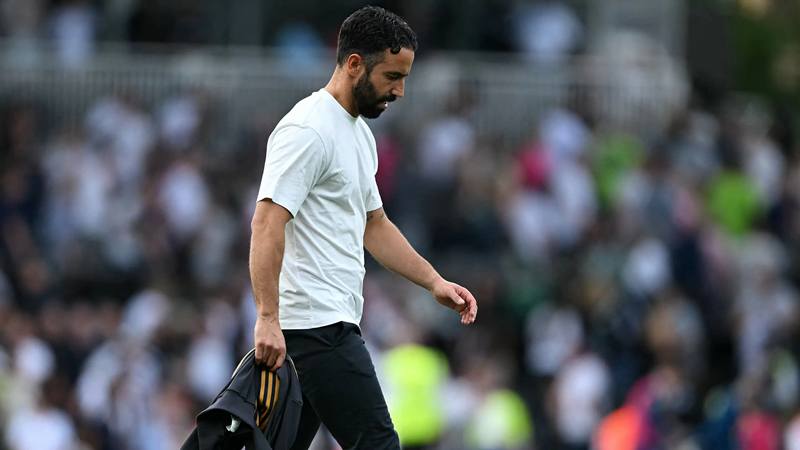HLV Ruben Amorim thất vọng sau trận đấu với Fulham. Ảnh: Internet