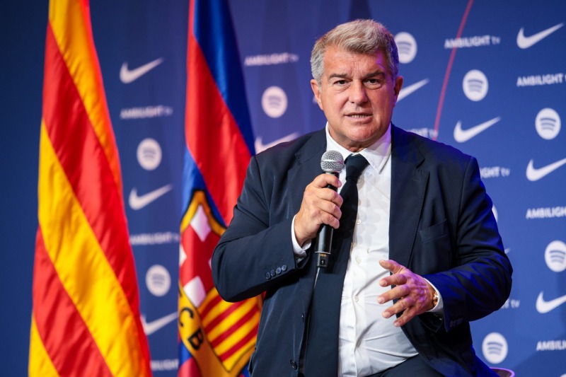 Barcelona phải xoay xở trong bối cảnh lép vế về tài chính so với kình địch.