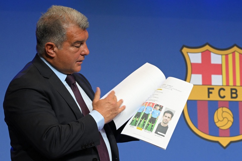 Chủ tịch Joan Laporta chưa thể tìm ra liều thuốc chữa dứt điểm "căn bệnh trầm kha" đăng ký cầu thủ mới.