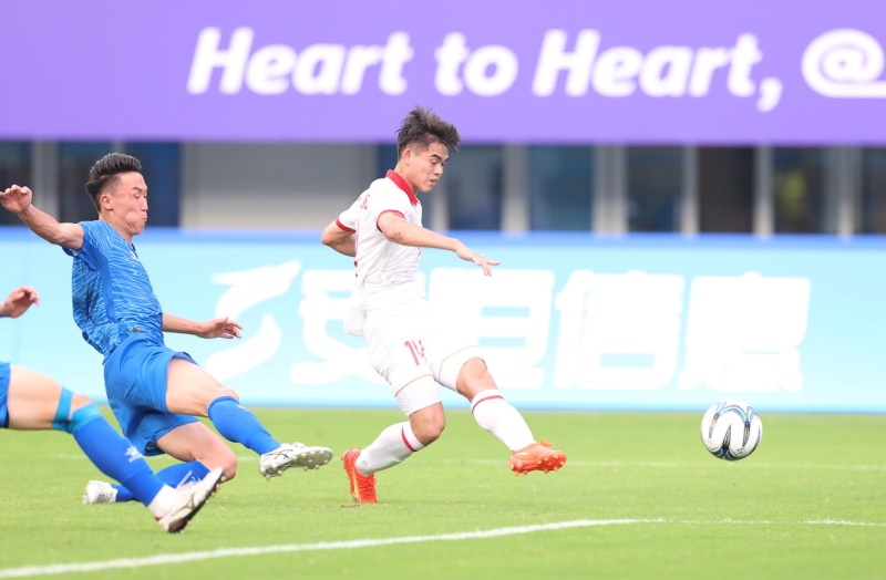 Tiền vệ công mới là vị trí phát huy tối đa tài năng của Văn Khang. 