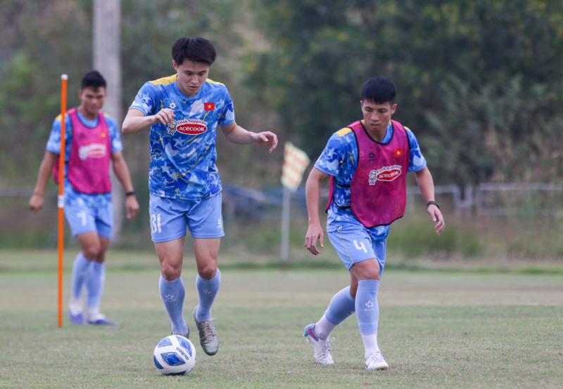 Tân binh hàng phòng ngự đội tuyển Việt Nam.