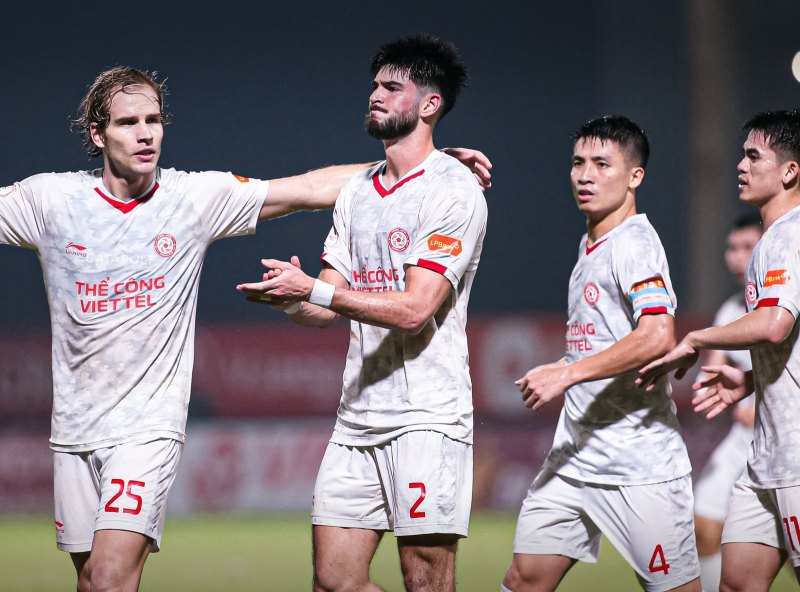 Colonna ăn mừng bàn thắng ở vòng 11 V.League.