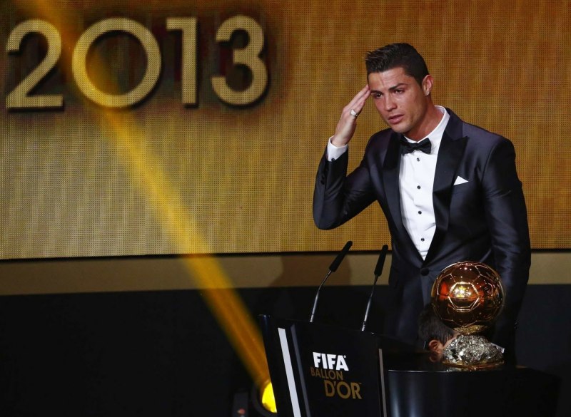 Ẩn sau khí phách ngạo nghễ là một "CR7" giàu lòng nhân ái.