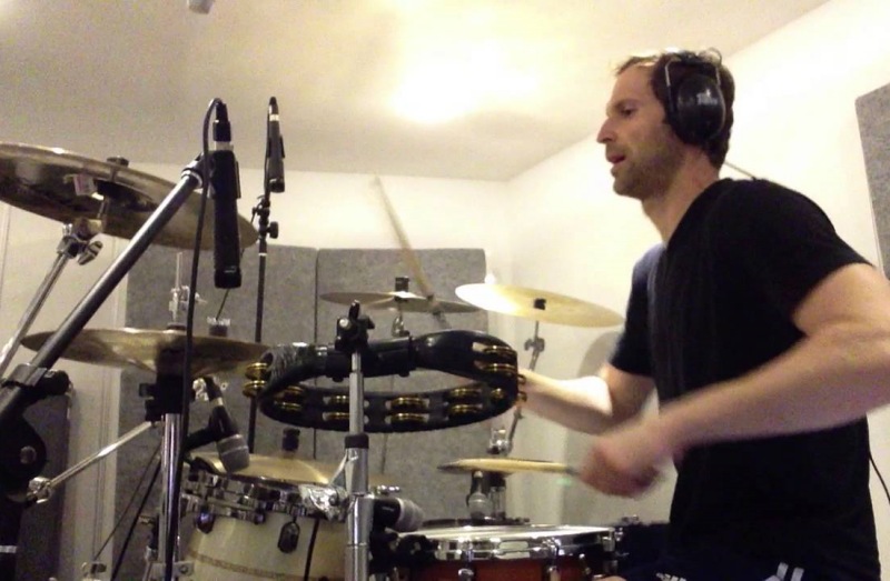 "Nghệ sĩ âm nhạc" Petr Cech. 