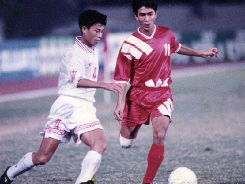 Minh Chiến (áo đỏ) là nỗi nuối tiếc lớn của bóng đá Việt Nam