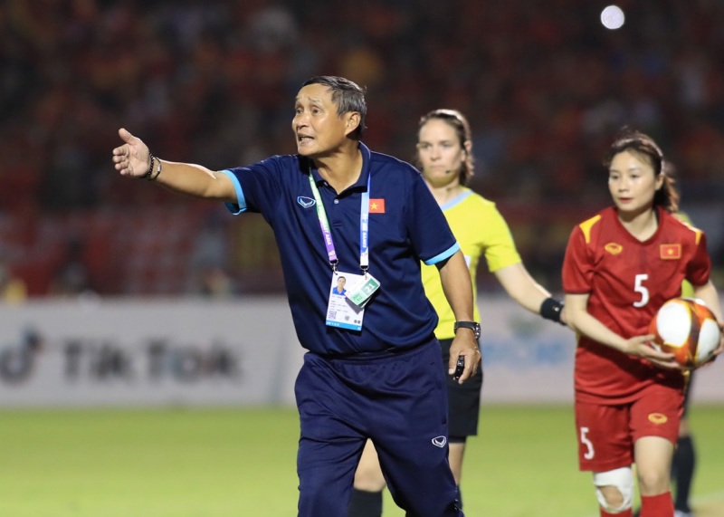 Người thầy tận tụy của bóng đá Việt Nam.