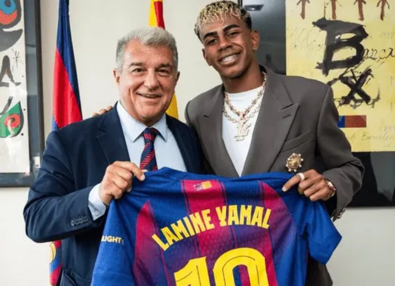 Yamal tiếp quản áo số 10 huyền thoại của Barca.