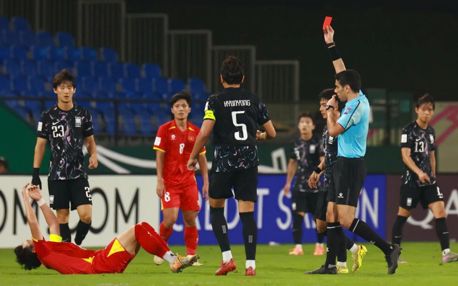 Nguyên do Đình Bắc nhận thẻ đỏ đáng tiếc