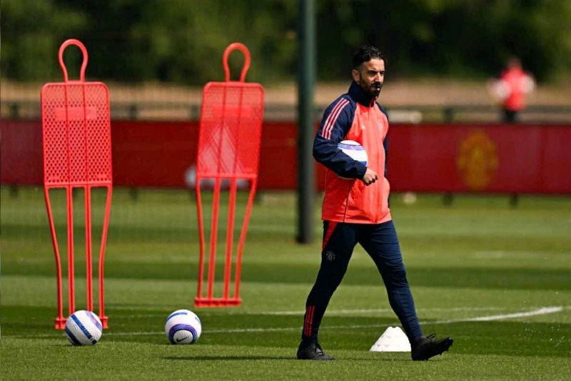 Amorim lạc lõng tại thành Manchester. 