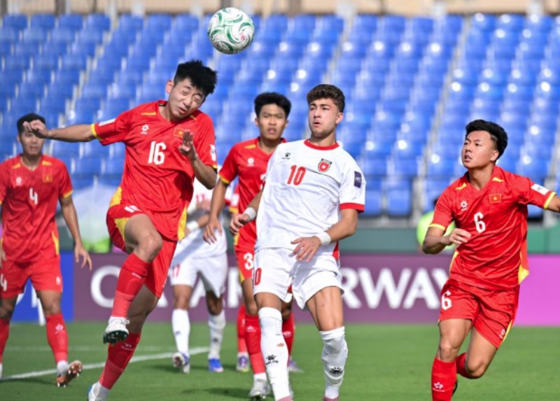 U23 Việt Nam khai thác bóng chết triệt để.