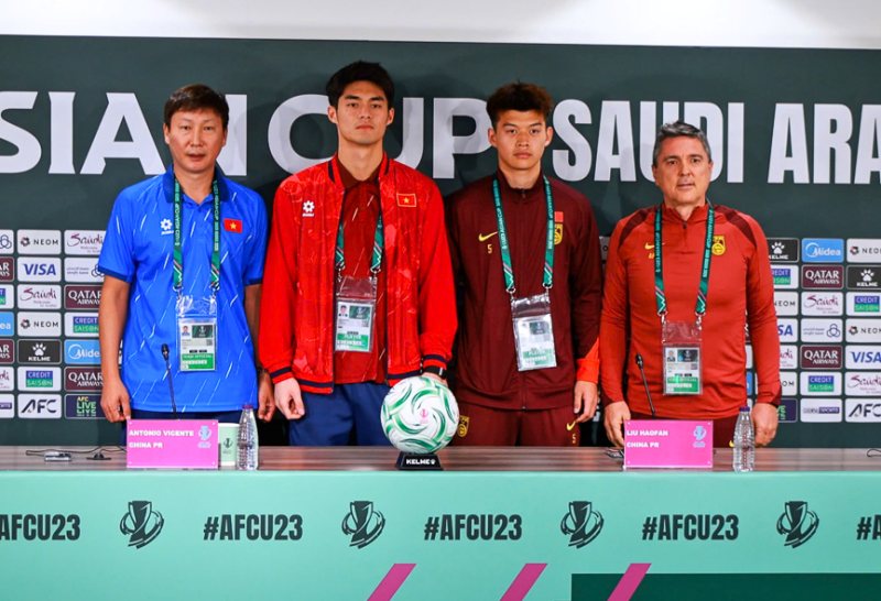 HLV Puche trong phòng họp báo trước trận.